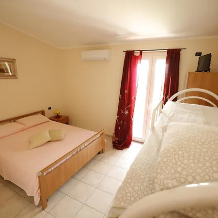 בית חווה Agriturismo Falconiera *